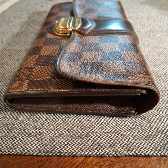 Louis Vuitton Damier Ebene Wallet with Gold Clasp - Picture 5 of 16